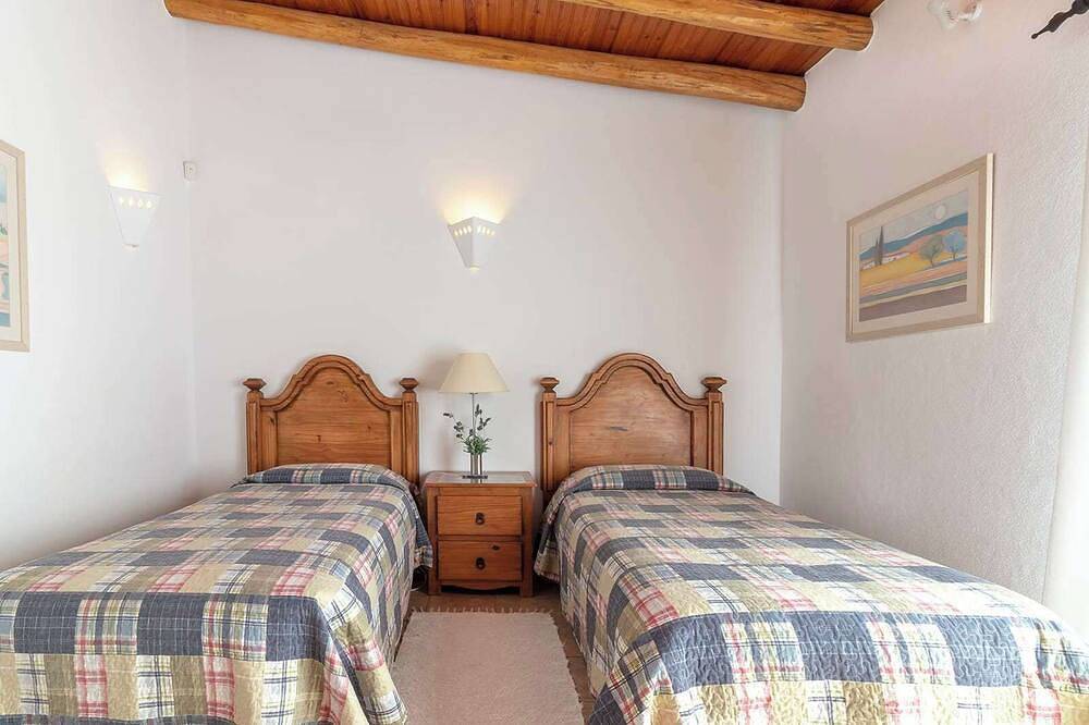 Villa Diane, Luxe Cottage, uitzicht op de oceaan, 2 slaapkamers, 4 Slaapplaatsen, Air-con, Bbq & zwembad in Lagoa, Faro District