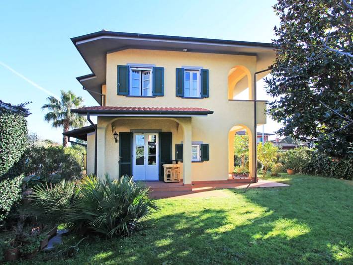 Villa für 6 Personen, mit Terrasse und Garten in Forte dei Marmi