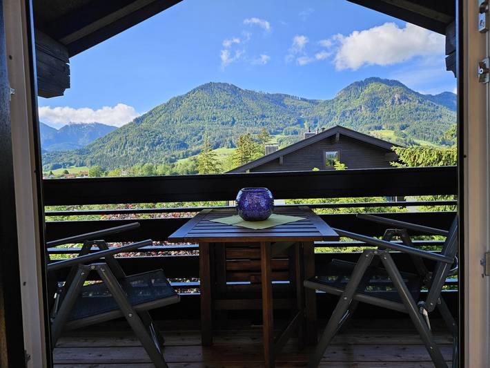 Ganze Ferienwohnung, Alpinzeit.bayern Tanja und Thomas Preinfalk inkl. Chiemgaukarte - 1-Raum Ferienwohnung 33qm im Dachgeschoss mit Südbalkon/Bergblick in Ruhpolding, Bayerische Alpen