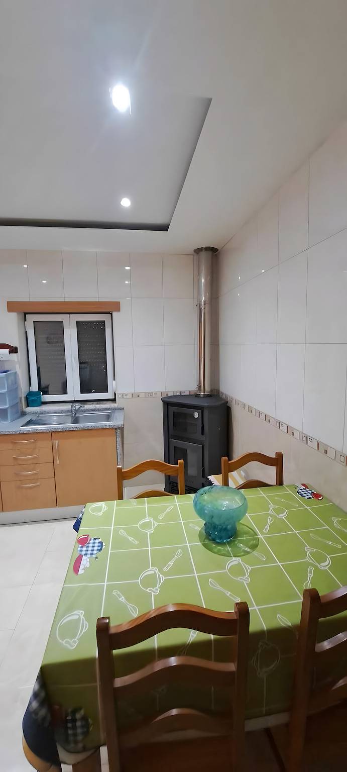 Maison de vacances 'Vazperalta' avec terrasse partagée in Castanheira de Pera e Coentral, Leiria District