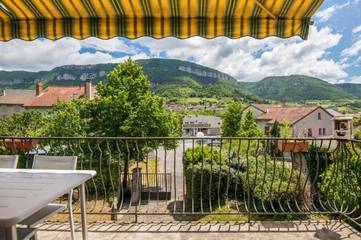 Gîte pour 8 personnes, avec vue et jardin, animaux acceptés à Aguessac