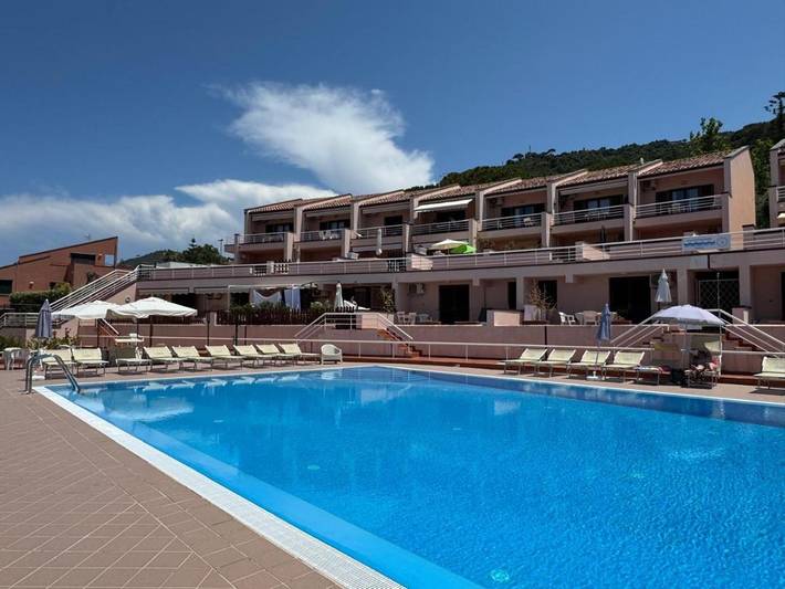 Ferienwohnung für 6 Personen, mit Balkon und Terrasse sowie Pool und Ausblick
