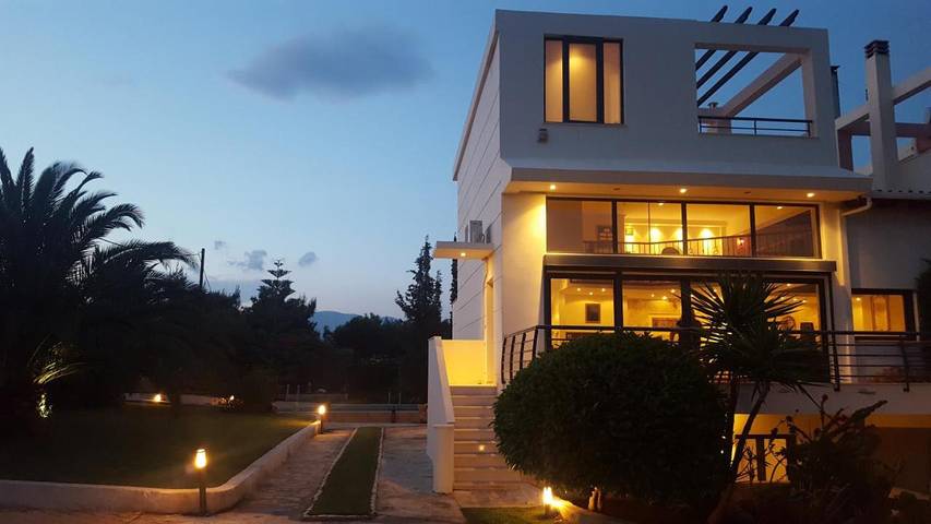 Casa de vacaciones para 10 personas, con vistas además de piscina y jardín en Corinto