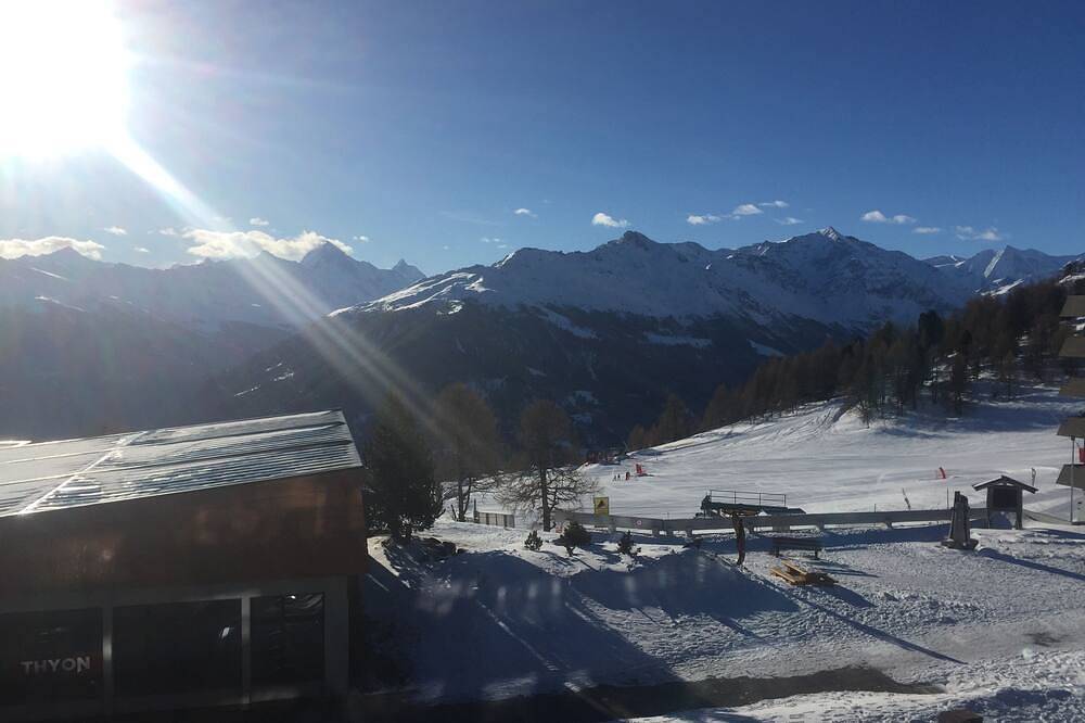 Ganze Wohnung, Ski in, ski out, from the bed onto the board.....Living right in the ski area at 2000m in Thyon-Les Collons, Vex