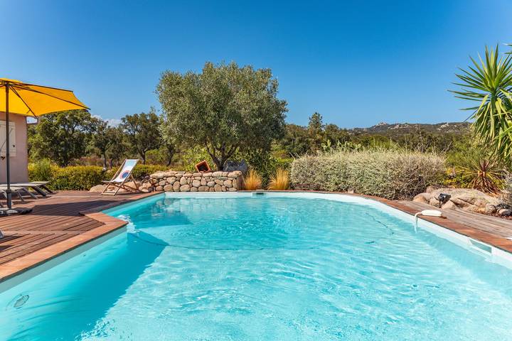 Location de vacances pour 8 personnes, avec piscine ainsi que jardin et terrasse à Lecci - 2