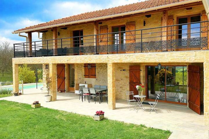 Gîte pour 4 personnes, avec terrasse ainsi que jardin et piscine à Parnans