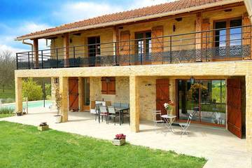 Gîte pour 9 personnes, avec piscine ainsi que terrasse et jardin à Parnans