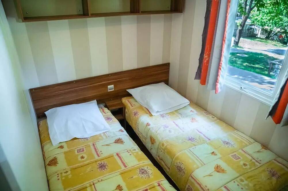 Mobil-Home Evasion 2 chambres (4 adultes et 2 enfants de -16 ans) 4 Ã  6 personnes - 4 pers. inclus dans le tarif in La Bocca, Cannes