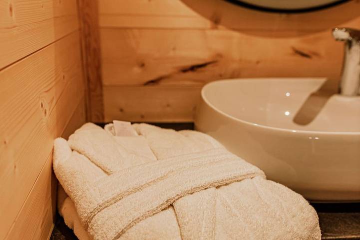 Golfside Lodge with Private Jacuzzi, Indoor Pool, and Spa Access in Le Chambon-sur-Lignon, Mézenc