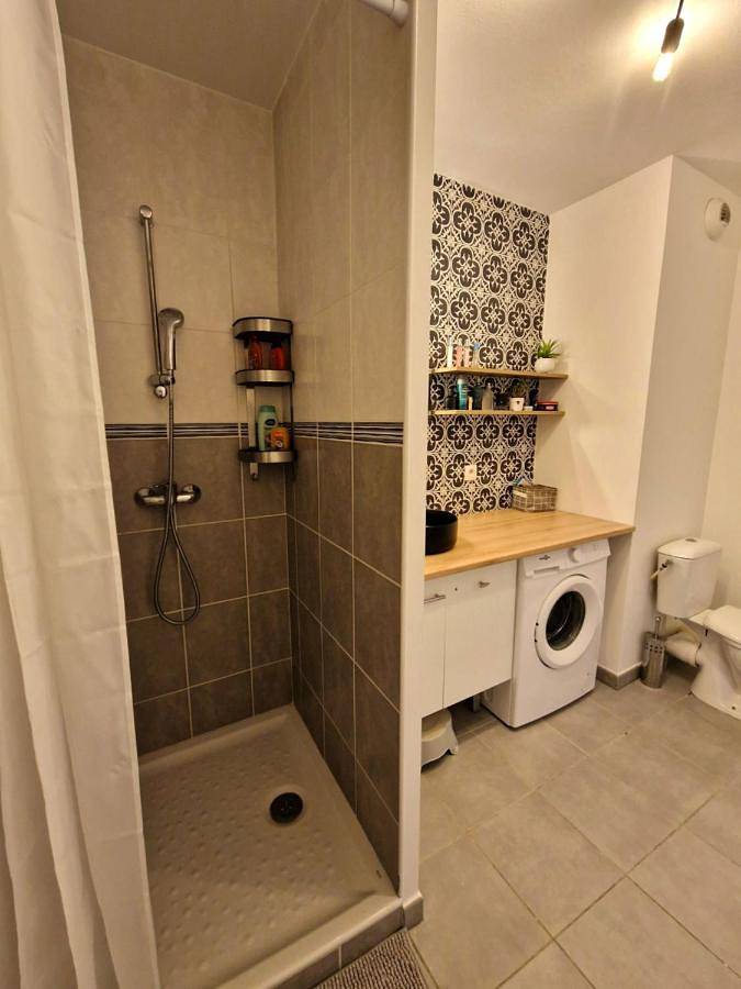 Appartement de vacances entier, Double Room with Balcony in Saint-Fons, Lyon et ses environs