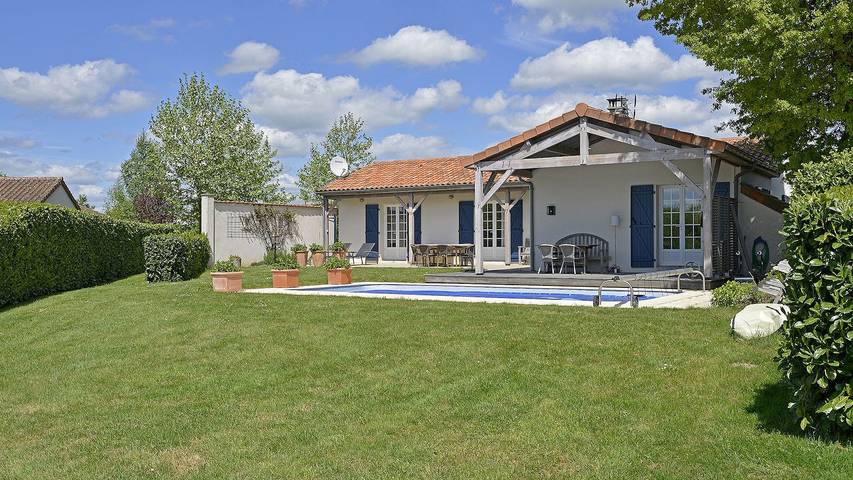 Villa for 6 people, with pool and garden, with pets in Poitou-Charentes