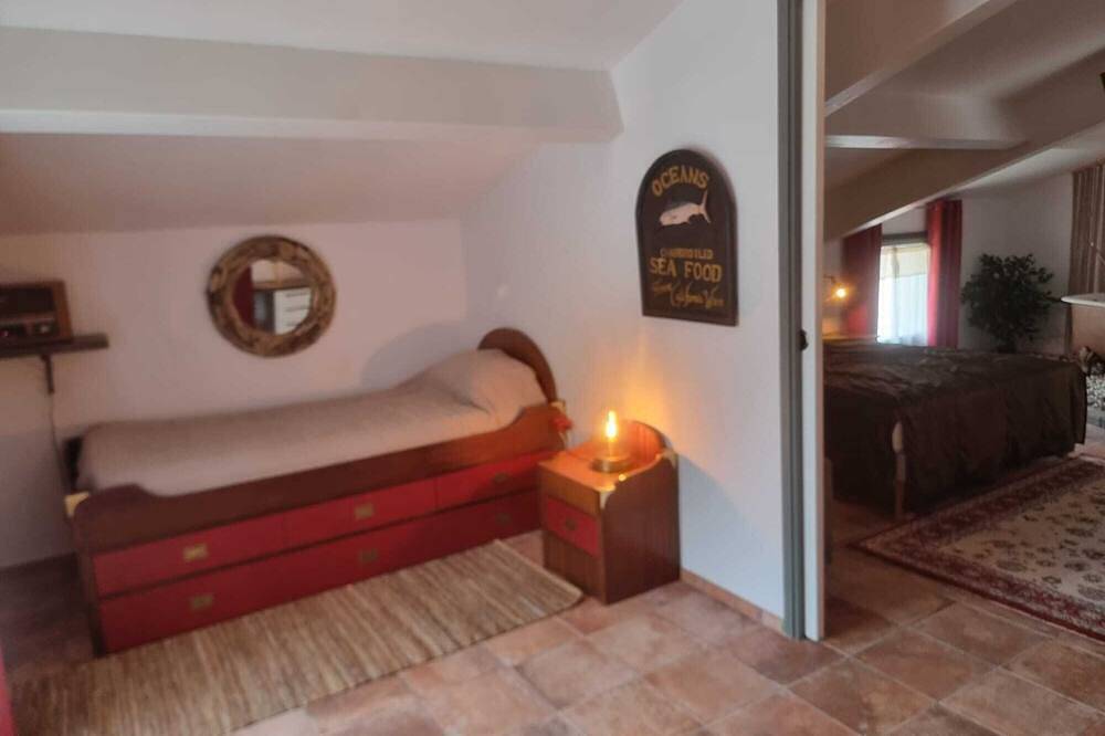 House T3 *****, typical and quiet area, patio sea view, air conditioning, parking and wifi in La Côte Vermeille, Collioure