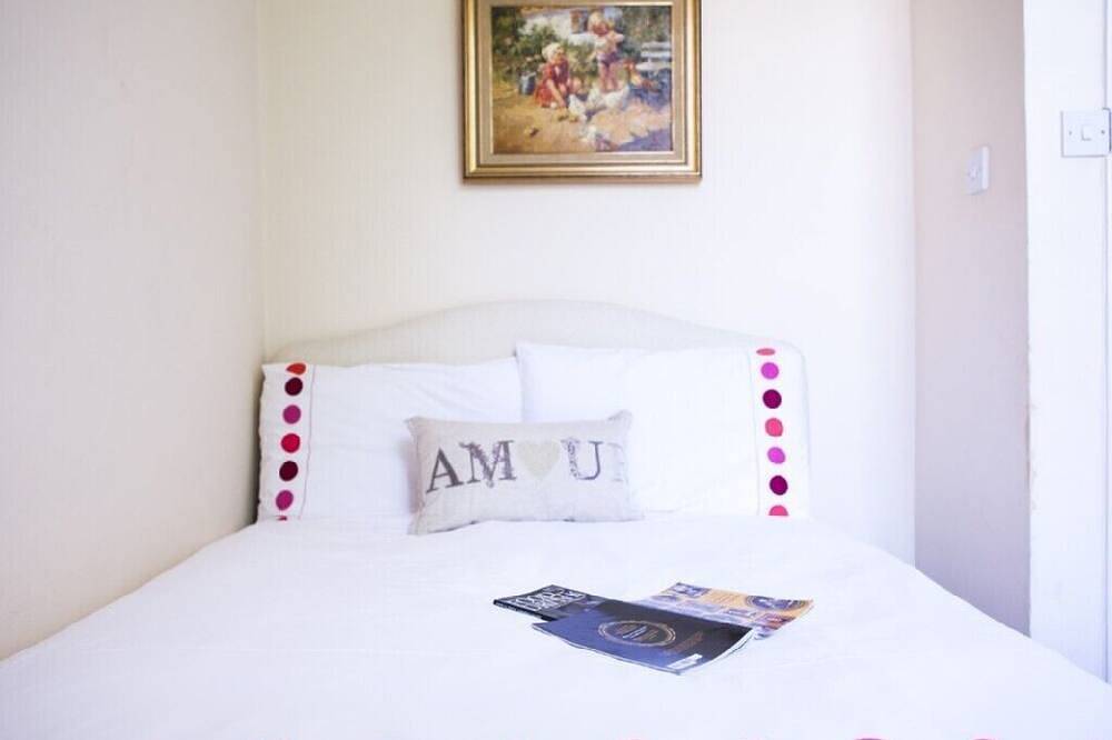 Entire apartment, Morning Check-In Is Given When Possible -3Bedrooms/2Baths Knightsbridge in London, South East England