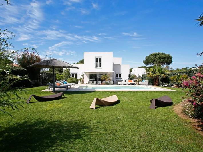 Villa pour 8 personnes, avec jardin ainsi que sauna et piscine