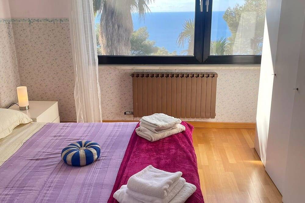 Villa Lilli with magnificent sea view 10 minutes from the beach in Cipressa, Riviera di Ponente