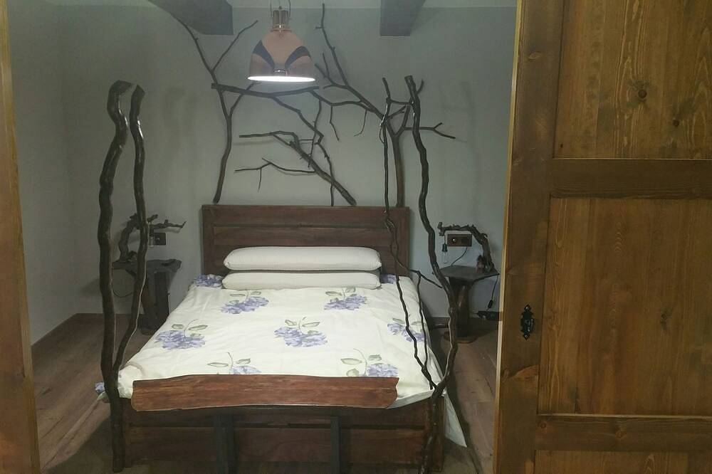 Entire apartment, Apartment in center Borredà 4 places. Spectacular Rustic Design. Mountain views in Borredà, Catalan Pyrenees