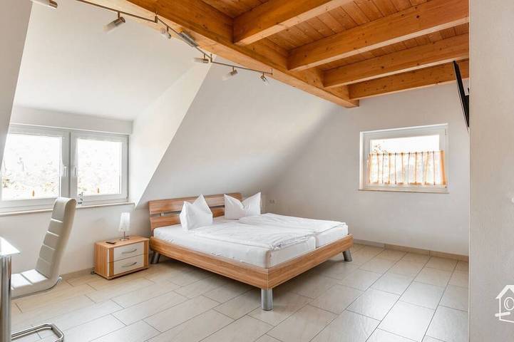300 m zum weißen Sandstrand, 150 m² Wohnfläche, WLAN, Super Preis-/Leistung in Glowe, Rügen