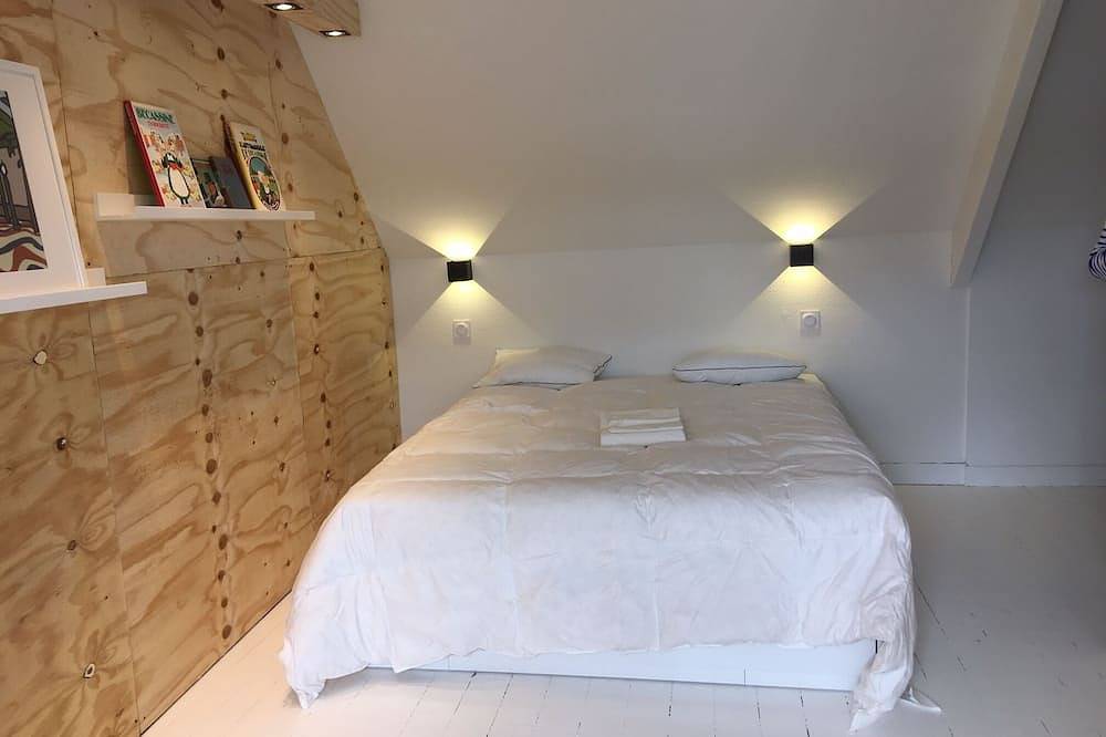 The Boathouse Bretagne, design style, \"feet in the water\", 3 h from Paristgv in Ceinture Dorée