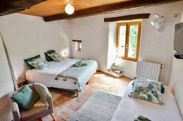 Cottage pour 2 personnes, avec jardin ainsi que piscine et jacuzzi à Cros