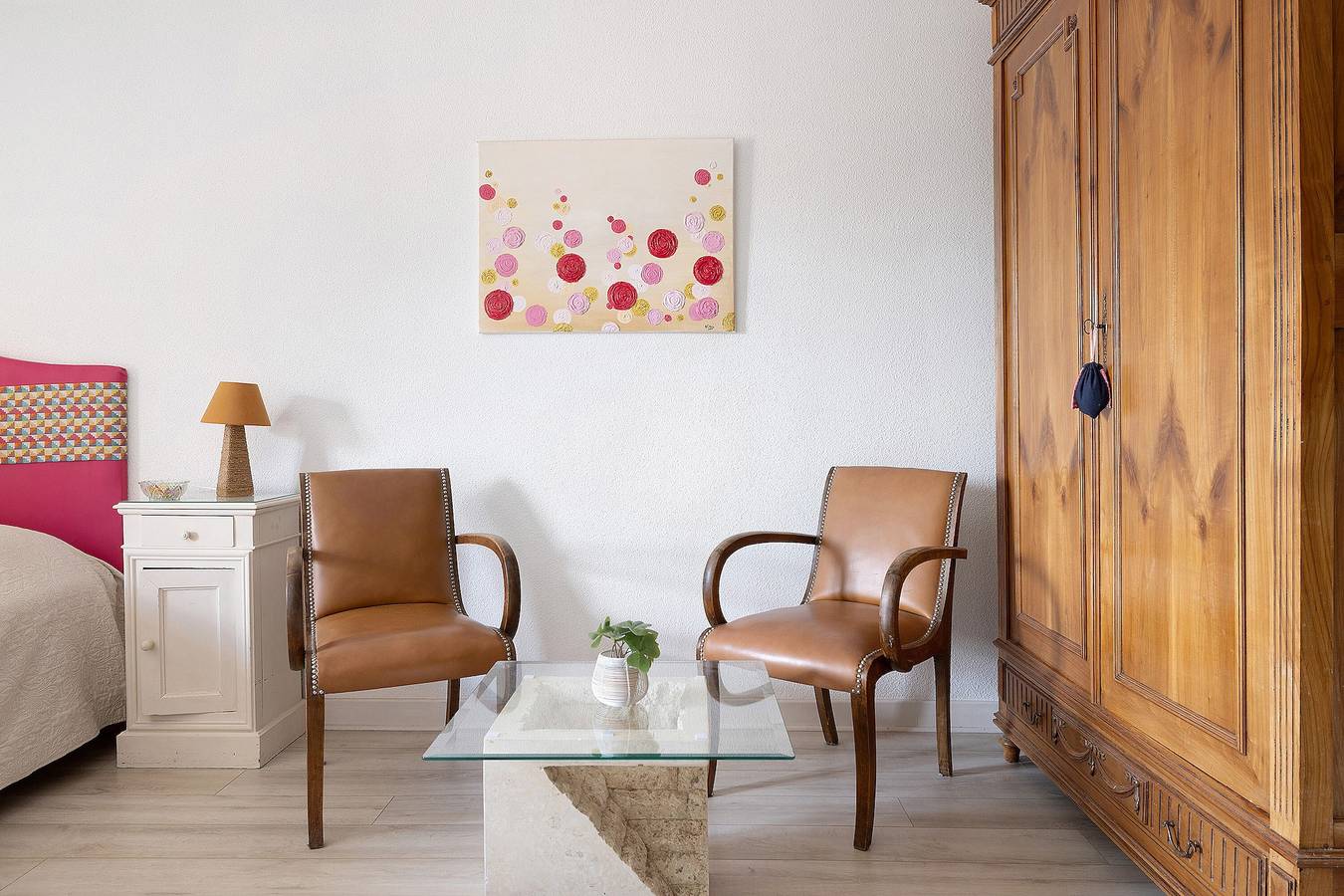 Chambre d’hôtes « Les Malvaux - Chambre Fuchsia » avec piscine, terrasse partagées et Wi-Fi in Huriel, Région de Montluçon