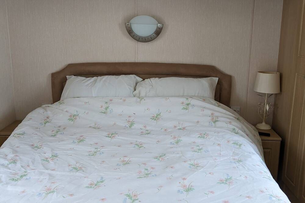 Pet friendly 2 bed caravan in coopers beach in Mersea Island, Colchester