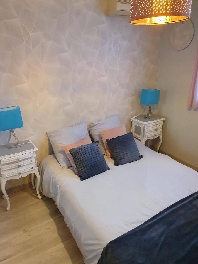 Location de vacances pour 6 personnes, avec piscine ainsi que vue et terrasse à Savigny-le-Temple