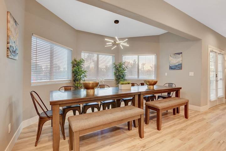 Vacation rental for 16 people, with yard and hot tub, with pets in Paradise (Las Vegas)