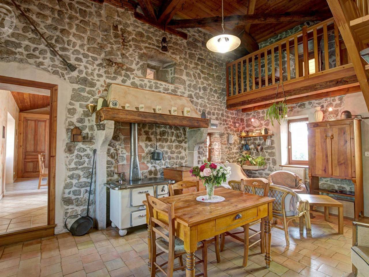 Gîte cosy et lumineux avec fourneau, terrasse, parking, proche de Montbrison, accepté animaux in Essertines-en-Châtelneuf, Parc Naturel Régional Livradois-Forez