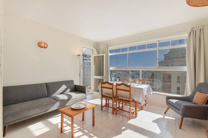 Hel lägenhet, Apartment 'Camões 12 Frente Mar' with Shared Pool and Balcony in Armação de Pêra (costa), Armação de Pera