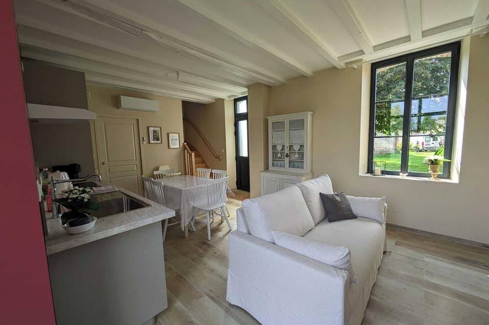 Manoir Saint Joseph - Gîte Familial Brennus with swimming pool in Sens, Yonne