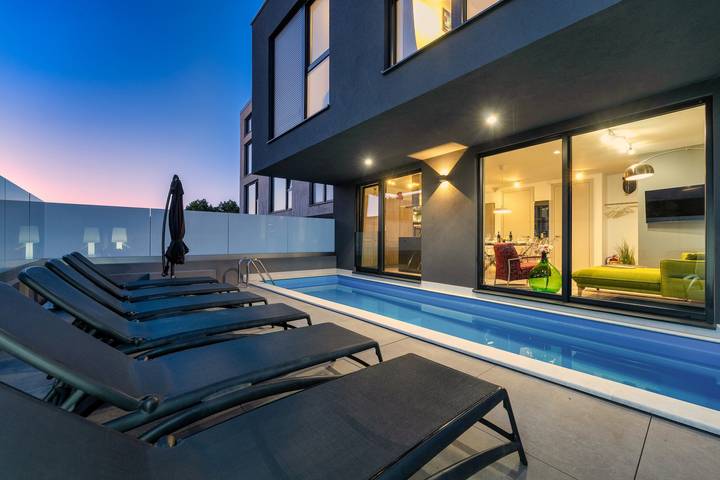 Villa für 8 Personen, mit Terrasse und Pool in Funtana