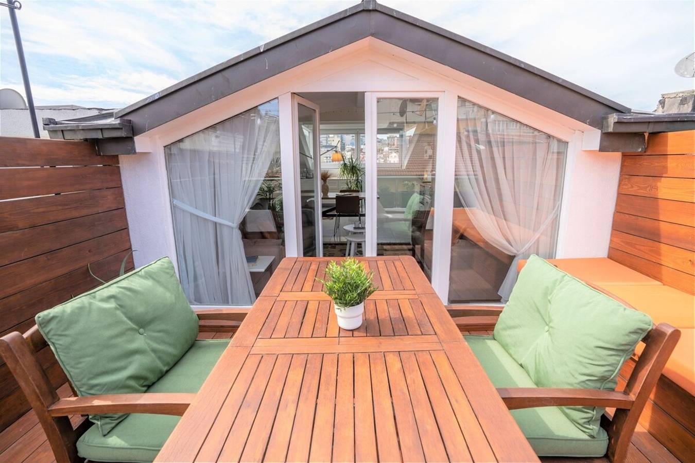 Appartamento intero, Modern City Hideaway with Terrace - Urban Luxury in Beyoğlu, Firuzağa Mahallesi