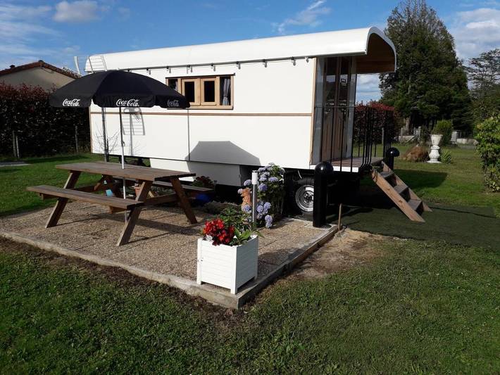 Chambre d’hôte pour 4 personnes, avec Terrasse ainsi que Jardin et Piscine