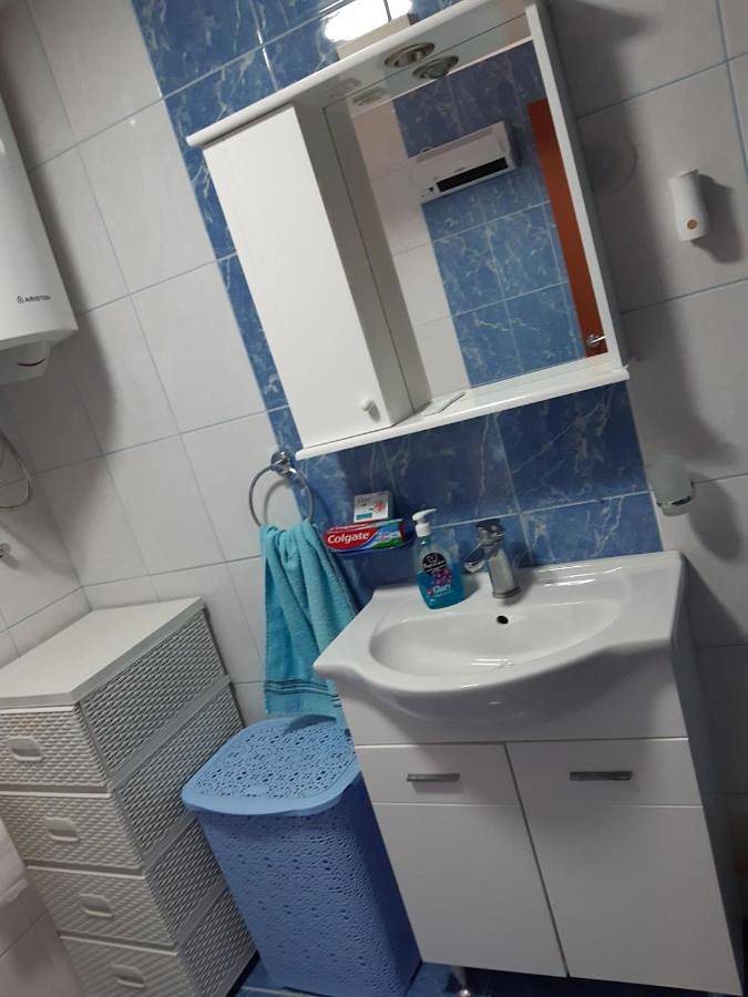 Gîte pour 5 personnes, avec terrasse dans Risan - 4