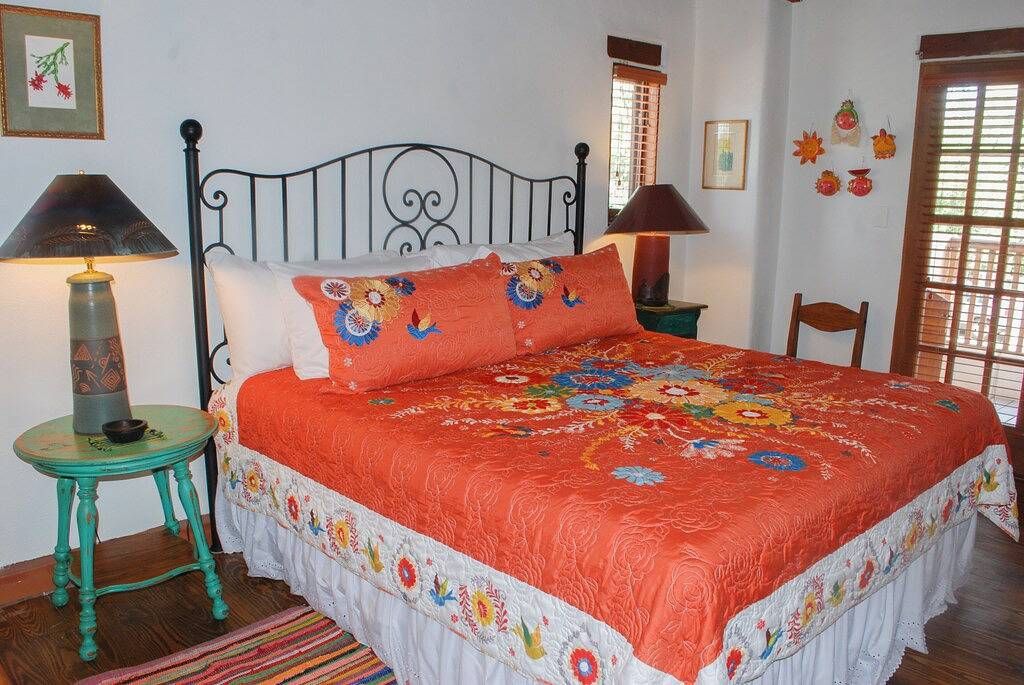 La Posada de Taos 2 Br, 2 Blocks zu Fuß zur Plaza, Authentic Charm & Deck Views in Taos, Taos County