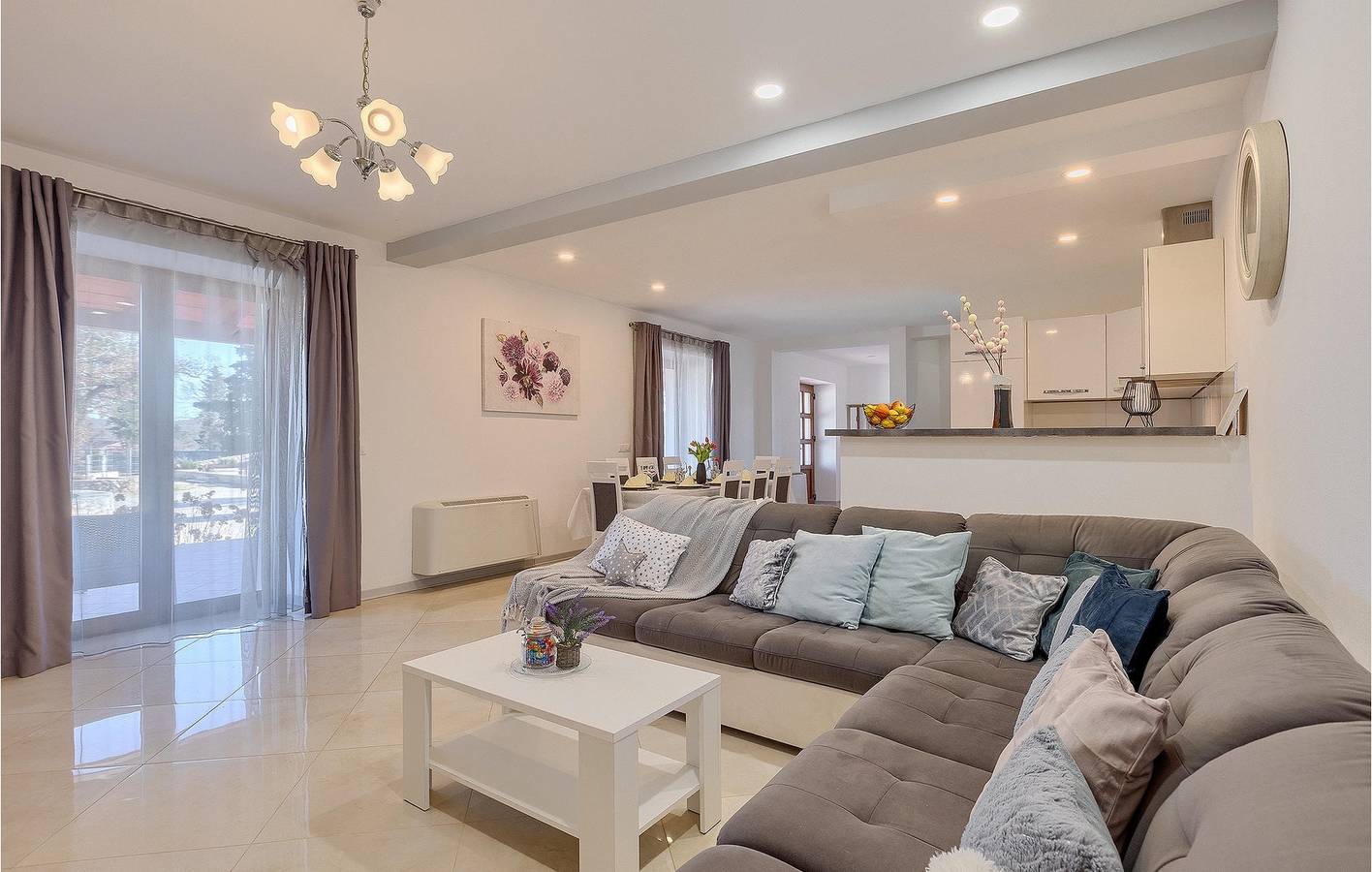 Geräumige 164 m² große Wohnung mit Pool, WLAN und Parkplatz in Zentralistrien