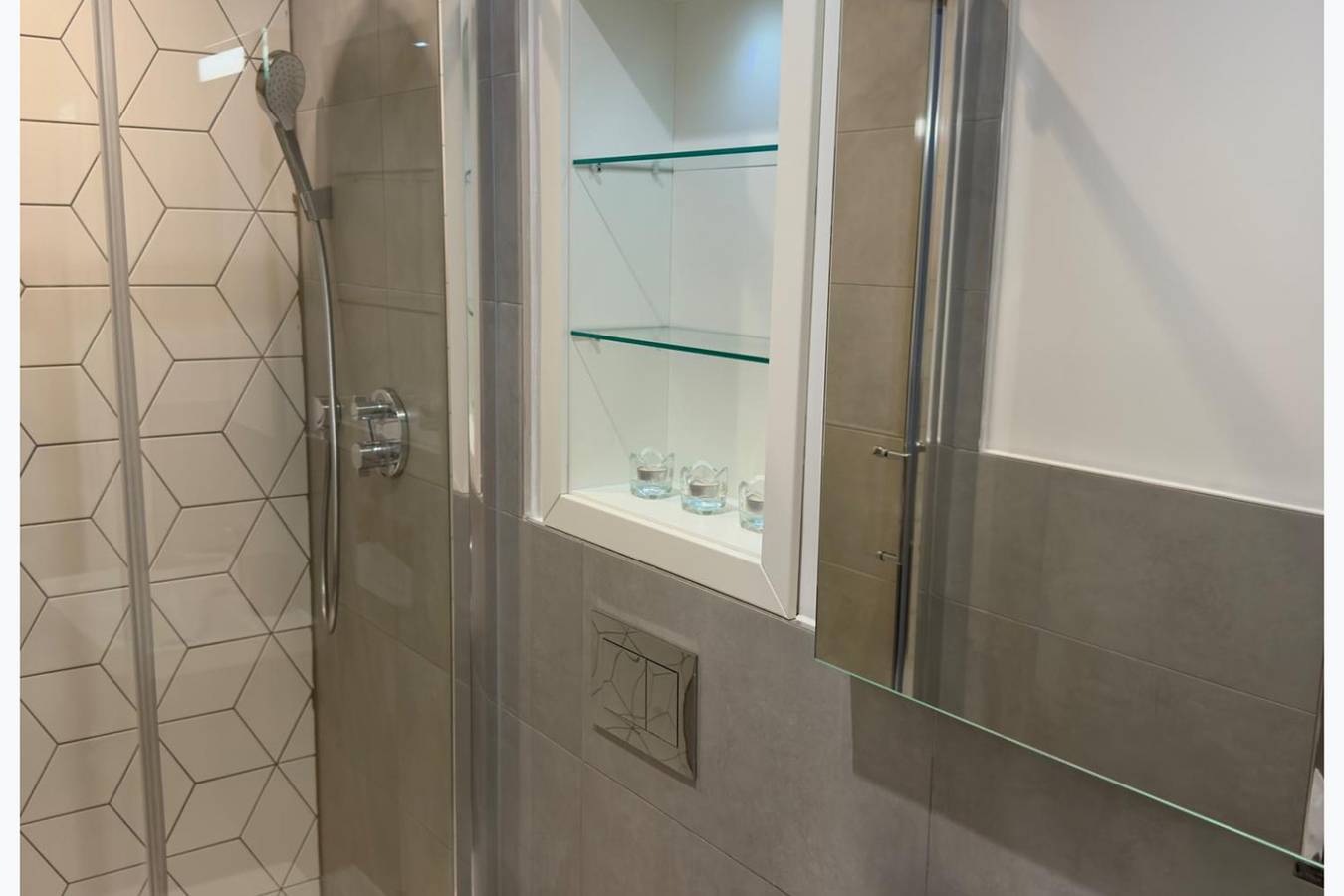 Entire vacation apartment, Luxury 1 Bed | Sleeps 4 | Free Parking + Gym, Cinema, Games Room + More in Kingston upon Thames, London