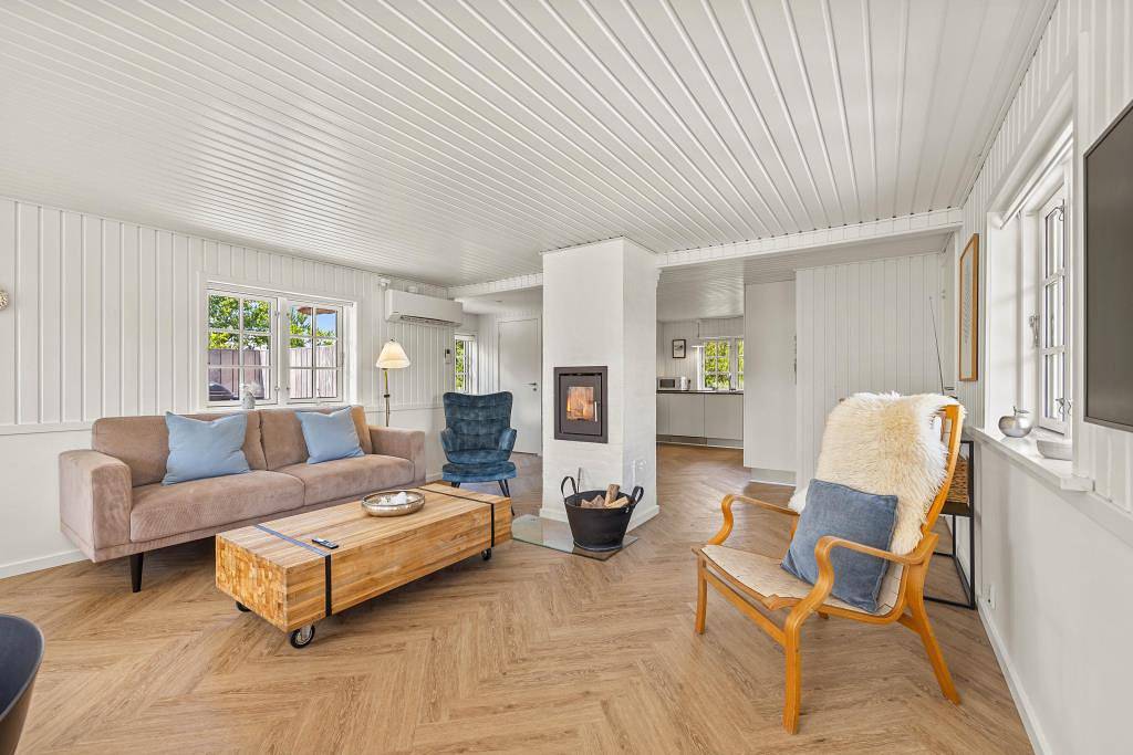 Modernised thatched holiday home with outdoor hot tub and shower in Henne Strand, Lago Filsø
