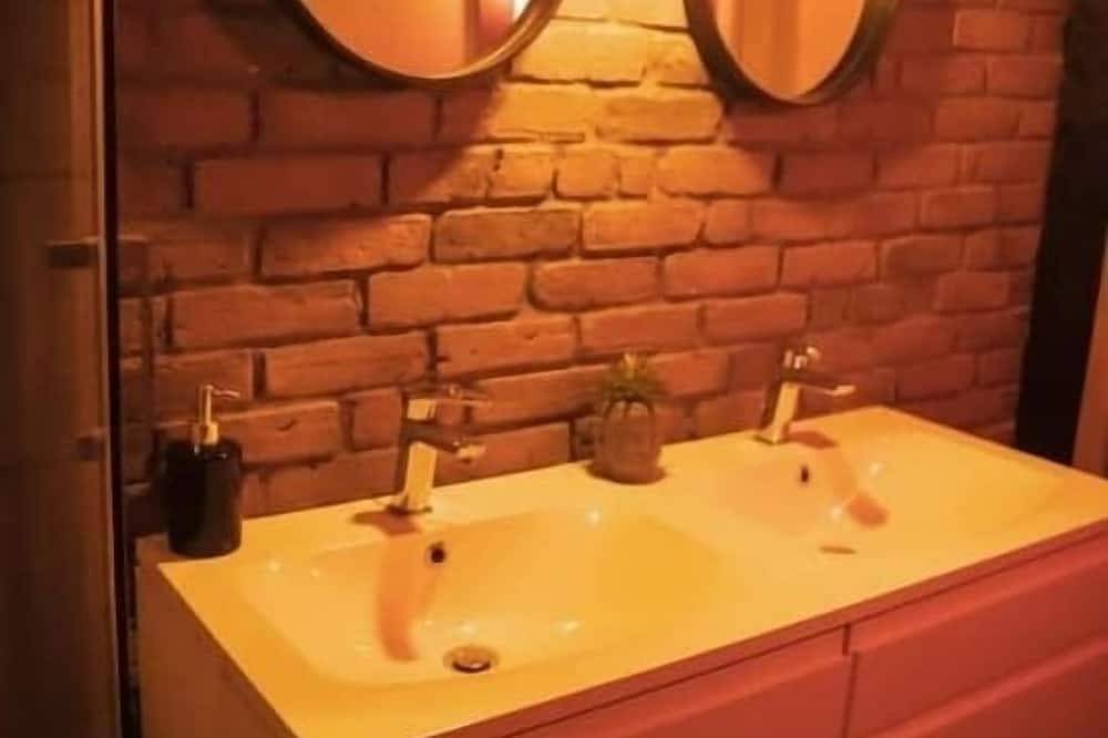 Appartement entier, Expérience Sensuelle & Immersive pour 2 à 4 pers in Saint-Jean-les-Deux-Jumeaux, Seine-et-Marne