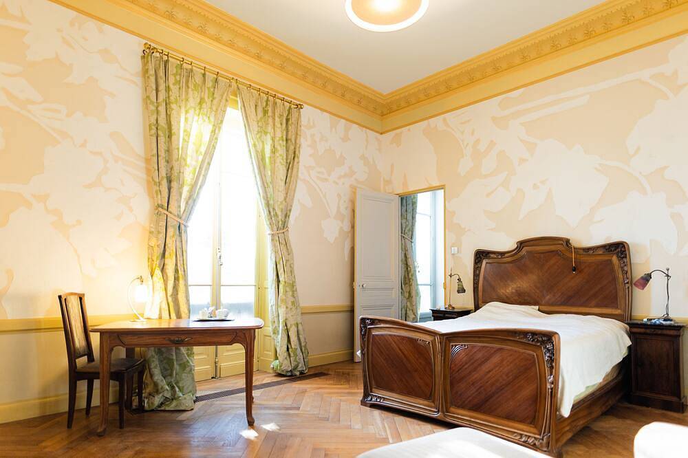 Guestroom des Muses, an immersion in 1900 French culture. in Irigny, Rhône