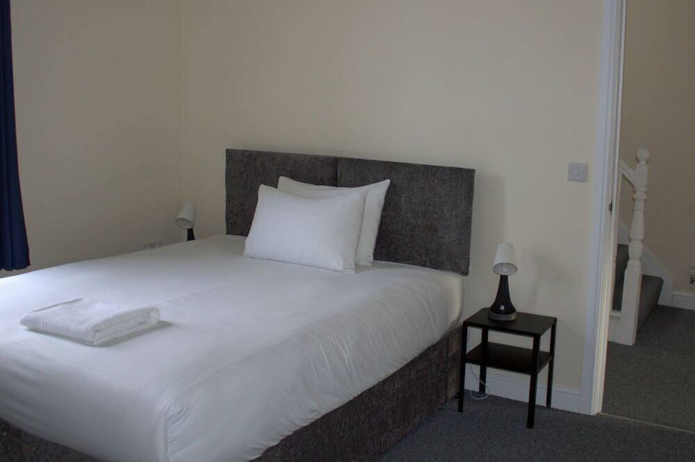 Ferienhaus-Modern-Eigenes Badezimmer-Blick auf den Hof-Afonwy House in Rhayader, Powys