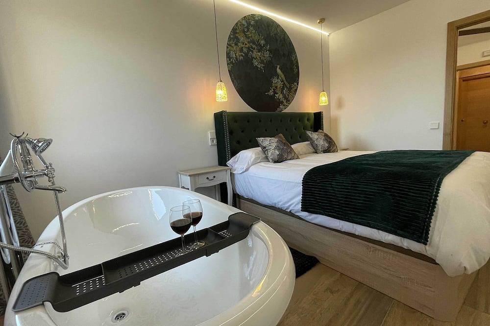 Entire apartment, Apartamento de Vistas Privilegiadas a la Reserva de la Biosfera y Exquisita Decoración Ecléctica in Montejo de la Sierra, Madrid Province