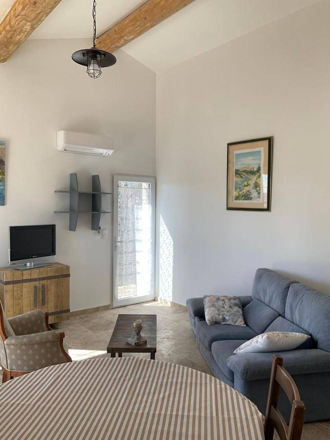 Gîte pour 2 personnes, avec vue et piscine ainsi que terrasse et jardin à Cabrières-d'Aigues - 3