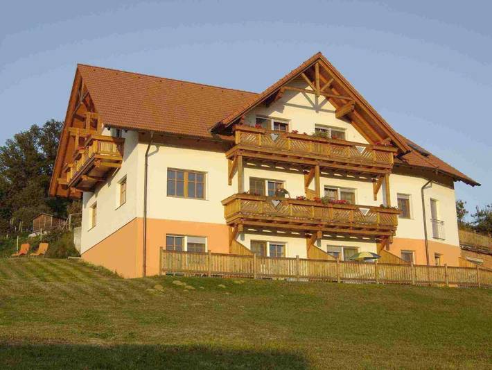 Gästehaus für 4 Personen, mit Balkon und Terrasse sowie Garten und Ausblick in Bad Loipersdorf