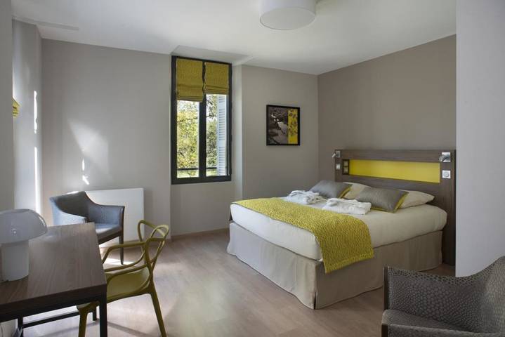 Appart’hôtel pour 2 personnes, avec Balcon et Terrasse ainsi que Jardin et Piscine