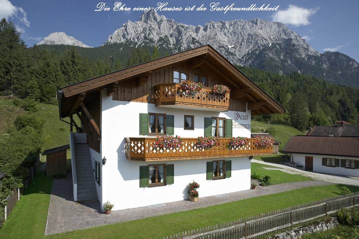 Ferienwohnung für 4 Personen, mit Balkon und Ausblick im Mittenwald
