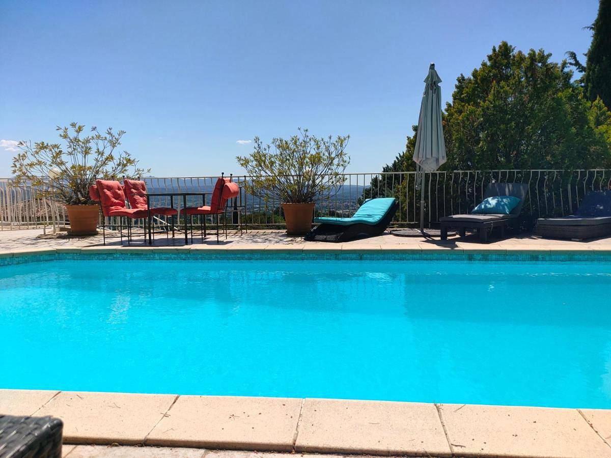 T2 de la Bastide Rouge vue exceptionnelle (180°) sur Aix domaine privé T2 indépendant de 37 m2 avec terrasse exposée plein sud Piscine 10 X 5 in Aix-en-Provence, Aix-en-Provence en omgeving