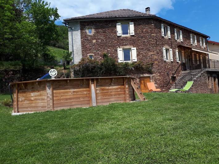 Gîte pour 10 personnes, avec vue ainsi que jardin et piscine à Brousse-le-Château