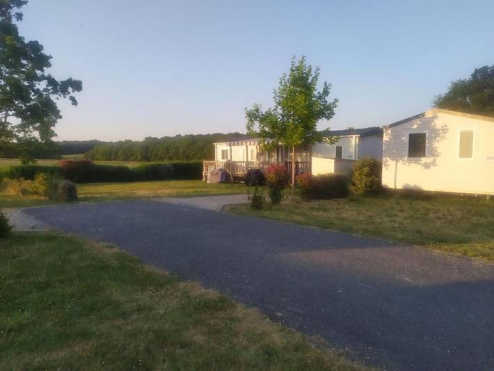 Camping pour 8 personnes, avec jardin et bassin pour enfant ainsi que vue et piscine