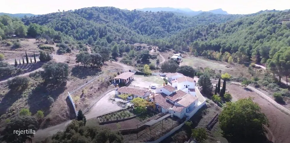 Hostal para 5 personas, con terraza además de piscina y jardín - 1